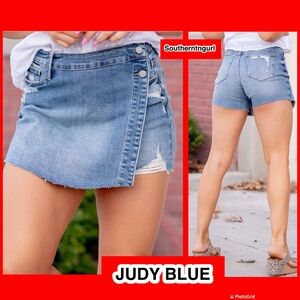 NWT  JUDY BLUE  Medium Wash Mid Rise Distressed Skort